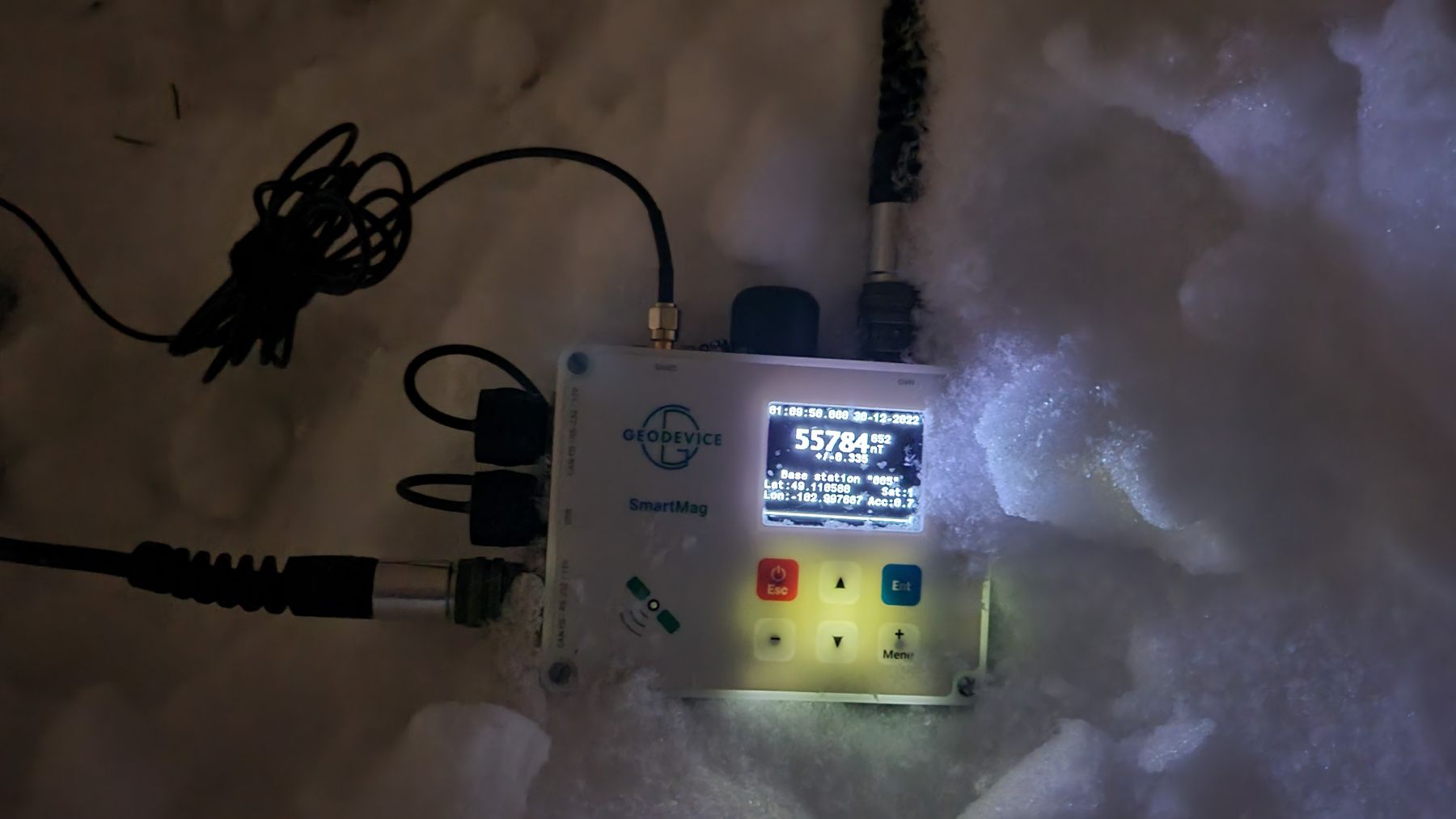 Portable magnetometer operating in winter field conditions